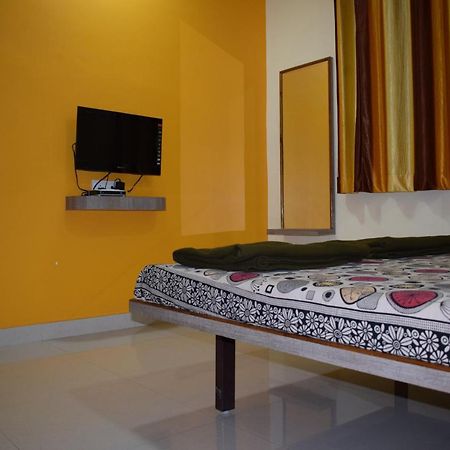 Vrundavan Hotel And Lodging Akalkot Exterior foto